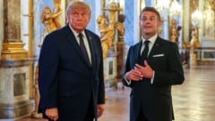 Trump hat das Abkommen unterzeichnet, während er auf Einladung Macrons zum Dinner auf Schloss ...