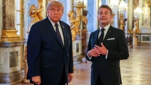Trump hat das Abkommen unterzeichnet, während er auf Einladung Macrons zum Dinner auf Schloss ...