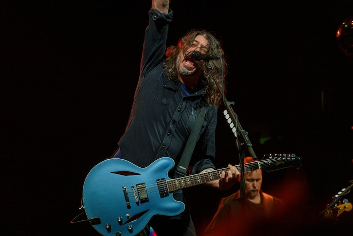 Frontmann Dave Grohl mag es auch schon mal exzentrisch und vogelwild – so wie hier bei einem ...