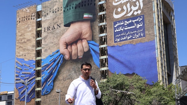 Ein Propagandabild in Teheran zeigt die Meerenge fest in der Hand des Iran.