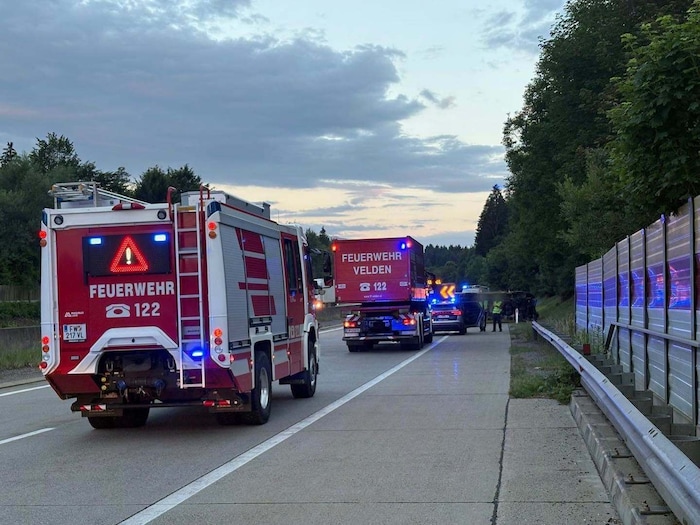 Zwei Wehren waren am Unfallort und halfen das Fahrzeug zu bergen.