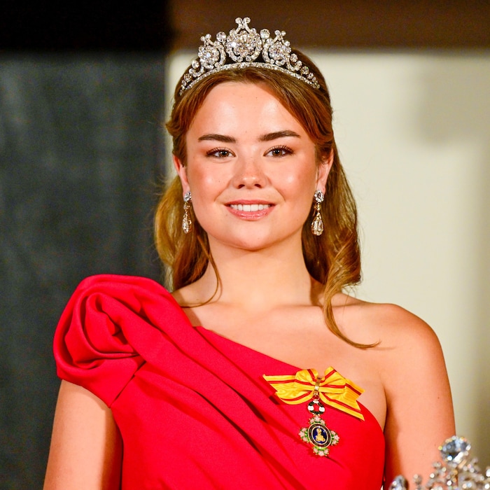 Prinzessin Ariane stahl in feurigem Rot und mit der „Königin Emmas Diamant-Tiara“ allen die ...