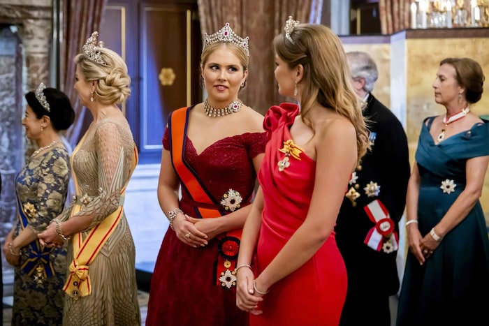 Gab es hier Tipps von der großen Schwester? Kronprinzessin Amalia tuschelte beim Staatsbankett ...