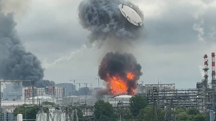 Das Bild zeigt offenbar den Moment, als eine Drohne einschlug. Die Explosion lässt sogar das ...