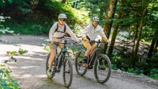 Oft nähert man sich auf schattigen Waldabschnitten dem Ziel Thiersee.
