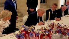 Bei einem Bankett im Schloss Versailles unterzeichnete US-Präsident Trump das ...