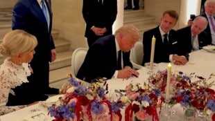 Bei einem Bankett im Schloss Versailles unterzeichnete US-Präsident Trump das ...