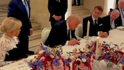 Bei einem Bankett im Schloss Versailles unterzeichnete US-Präsident Trump das ...