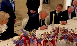Bei einem Bankett im Schloss Versailles unterzeichnete US-Präsident Trump das ...