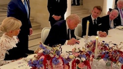 Bei einem Bankett im Schloss Versailles unterzeichnete US-Präsident Trump das ...