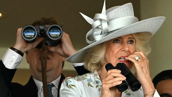 Das Renngeschehen war für Camilla so nervenaufregend, dass sie an de Nägeln kaute (Tag 1 in ...