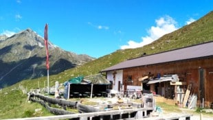 Die Sonnbergalm nördlich über St. Sigmund – im Hintergrund ragt der Gaiskogel empor.