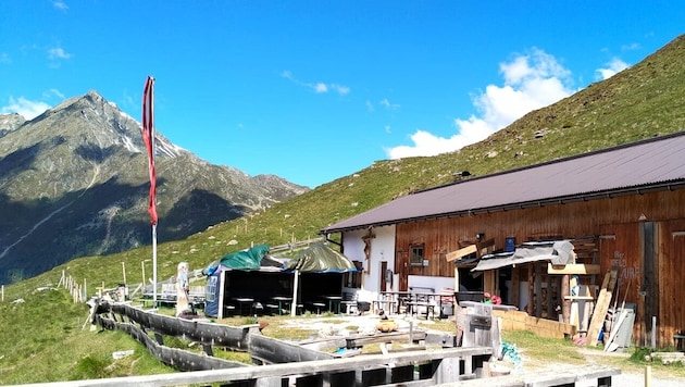 Die Sonnbergalm nördlich über St. Sigmund – im Hintergrund ragt der Gaiskogel empor.
