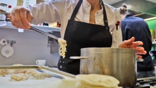Die Frau arbeitete in einem Restaurant in ihrem Heimatbezirk.