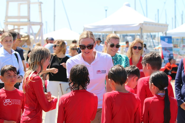 Charlène plauderte bei dem Event mit Schülern und Schülerinnen aus Viareggio.