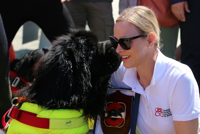 Fürstin Charlène war sichtlich begeistert von ihrem vierbeinigen Fan.