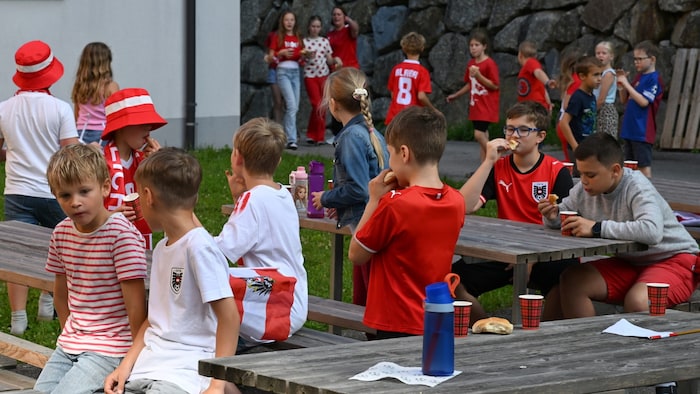 Jordie (8) und Oskar (8) diskutierten im Pausenhof über die Schiedsrichterentscheidungen.