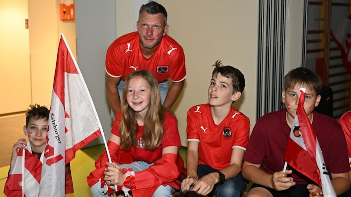 Annabel (11), selbst ehrgeizige Nachwuchsfußballerin mit ihren Klassenkameraden: „Es war ...