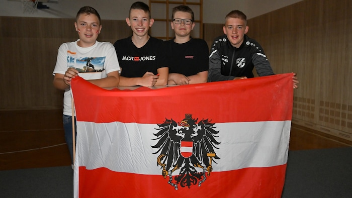 Stefan (12), Luca (14), Christoph (14) und Tobias (14) verwandelten unter Mithilfe der ...