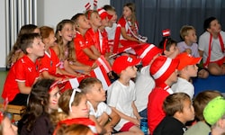 Gespannte Kinderaugen konnten den Anpfiff kaum erwarten und verfolgten das Spiel der Nationalelf ...