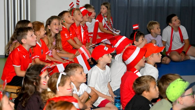 Gespannte Kinderaugen konnten den Anpfiff kaum erwarten und verfolgten das Spiel der Nationalelf ...