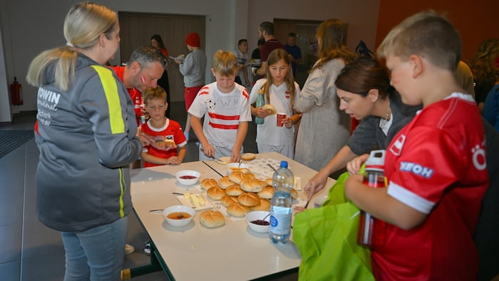 Jonas (8) (mitte) genoss mit seinem selbst bemalten Fanshirt das Frühstück.