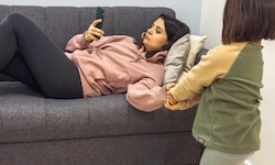 Kinder und Jugendliche müssen immer öfter mit dem Smartphone ihrer Eltern um deren ...