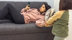 Kinder und Jugendliche müssen immer öfter mit dem Smartphone ihrer Eltern um deren ...