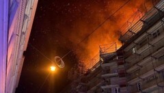 Der schwere Dachbrand war mitten in der Nacht aus bislang unbekannten Gründen ausgebrochen. 