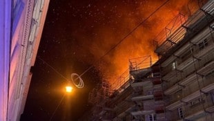 Der schwere Dachbrand war mitten in der Nacht aus bislang unbekannten Gründen ausgebrochen. 