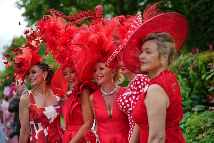Besucherinnen posieren am „Ladies Day“ in Ascot für die Kameras – ein farbenfrohes Spektakel aus ...