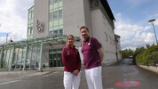 Magdalena Grießler und Patrick Killmaier vor dem ehemaligen Landeskrankenhaus, das heute ein ...