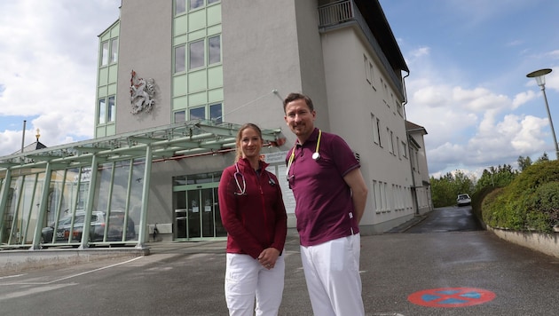 Magdalena Grießler und Patrick Killmaier vor dem ehemaligen Landeskrankenhaus, das heute eine ...