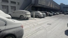 Regelrecht paniert wurden die Autos am Kundenparkplatz.