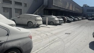 Regelrecht paniert wurden die Autos am Kundenparkplatz.