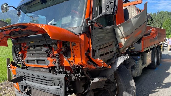 Auch der Lkw wurde beschädigt.