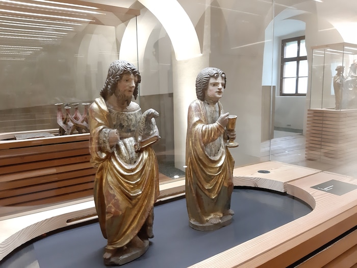 Zwei mal Johannes: Täufer mit Lamm und Evangelist mit Kelch.