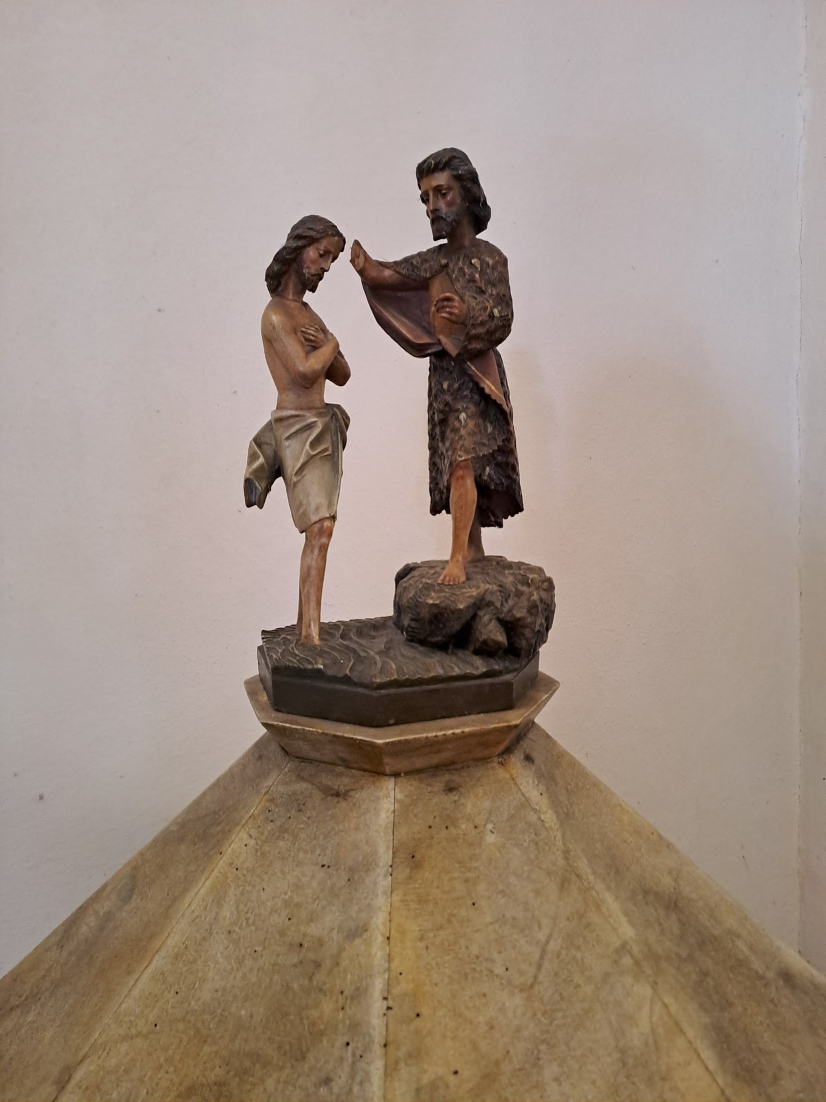 Johannes tauft Jesus: So wurde die Szene am Taufbecken in Gurnitz dargestellt.