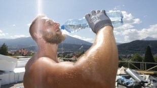 Besonders Wasser hilft dem Körper, mit hohen Temperaturen besser umzugehen.
