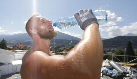 Besonders Wasser hilft dem Körper, mit hohen Temperaturen besser umzugehen.