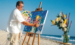 Stillleben am Strand: Mit großer Begeisterung greift Arnie am liebsten am Pazifik-Strand zum ...