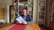 Dekan Franz Troyer liest nicht nur gerne, er schreibt auch Bücher.