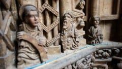 Auf Augenhöhe mit den filigranen Figuren auf dem Riesentor von St. Stephan zeigt sich: Bis heute ...
