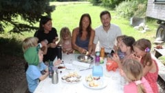 Rainer Zehetner mit den beiden Pädagoginnen Lucia Brenner und Adjani Gergovacz sowie einigen ...