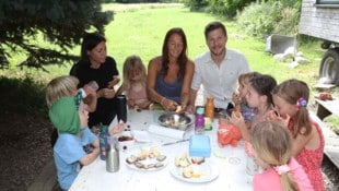 Rainer Zehetner mit den beiden Pädagoginnen Lucia Brenner und Adjani Gergovacz sowie einigen ...
