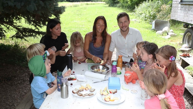 Rainer Zehetner mit den beiden Pädagoginnen Lucia Brenner und Adjani Gergovacz sowie einigen ...