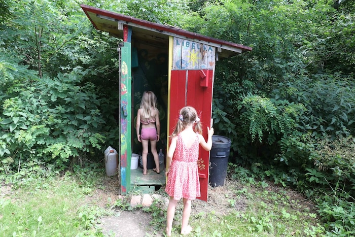 Ihr „Geschäft“ verrichten die Kids auf einer Öko-Toilette, die sie bunt bemalt haben.