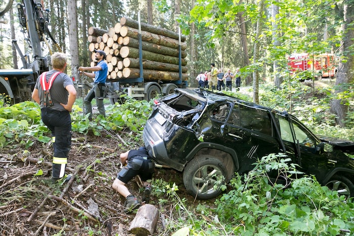 Das Wrack wurde von den Einsatzkräften der Feuerwehr geborgen.