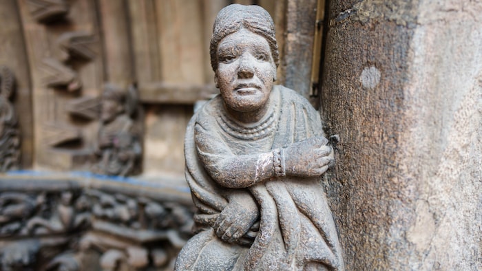 Aus der Nähe zeigt sich, wie detailreich und charakterstark die rund 800 Jahre alten Skulpturen ...