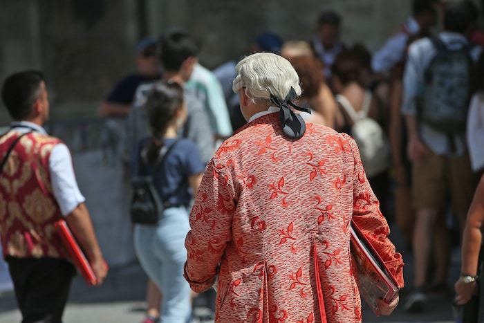 Trotz regelmäßiger Kontrollen waren in der City immer wieder kostümierte und aufdringliche ...